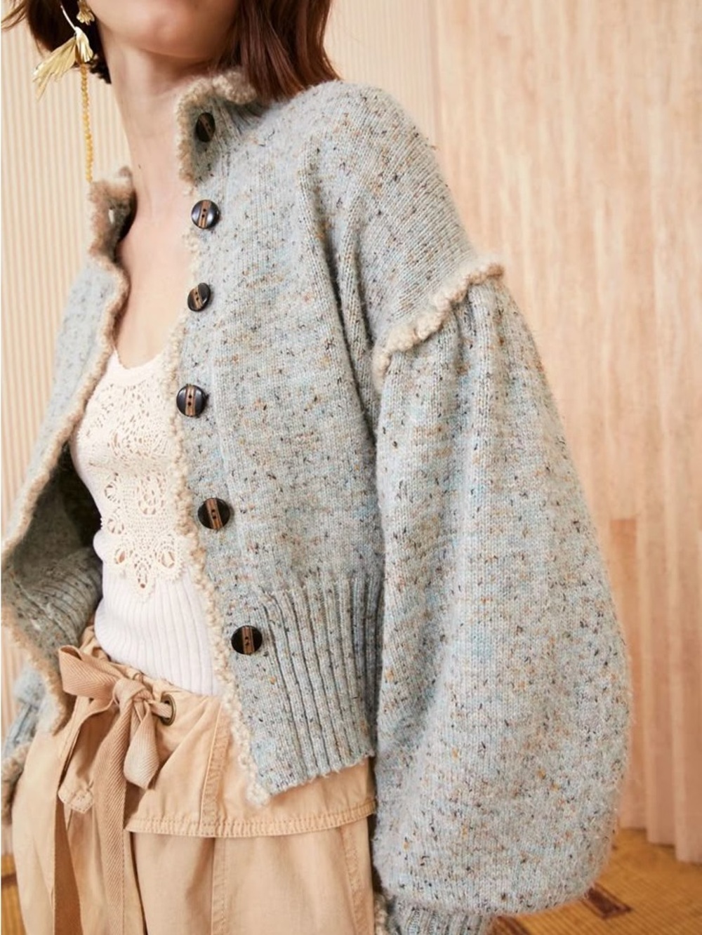 uBalloon sleeves, Long sleeves, Decorative edges, Close-fitting at bottom, Ribbe